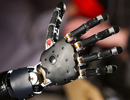 Hand-eines-Roboters Digitalisierung