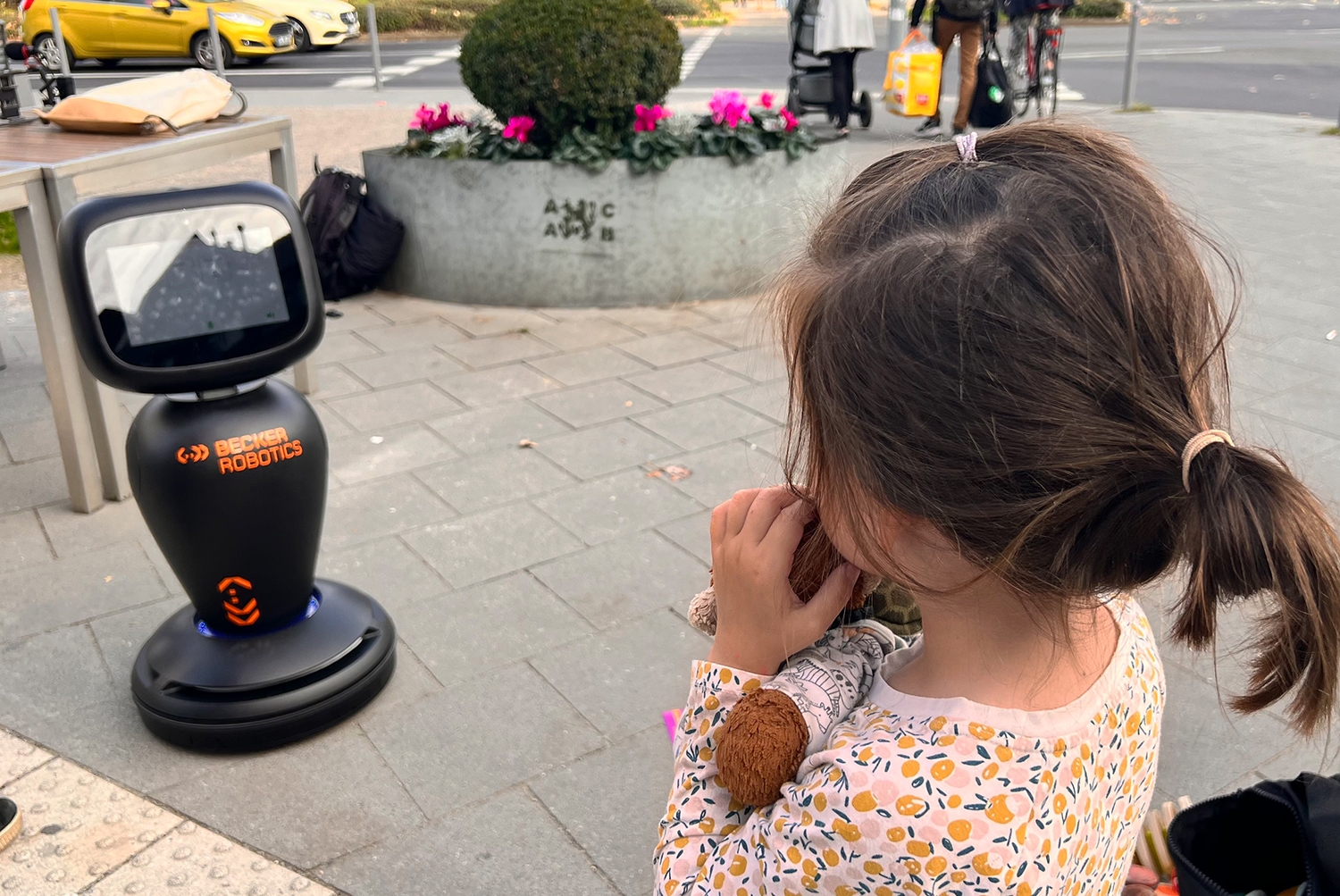 Kinder-sind-von-dem-Roboter-fasziniert Unsere Aktion (A)Utopie Rethelstraße mit Roboter JAIme